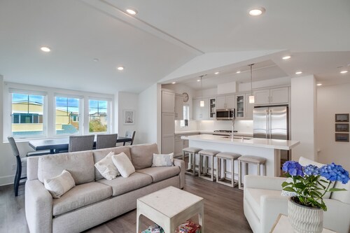 Water View Penthouse just 1 House to Bay!