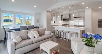 Water View Penthouse just 1 House to Bay!