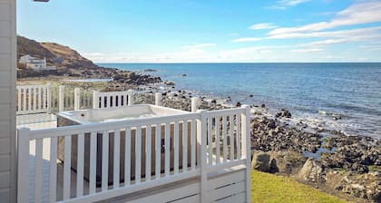 Bute Lodge with Hot Tub
