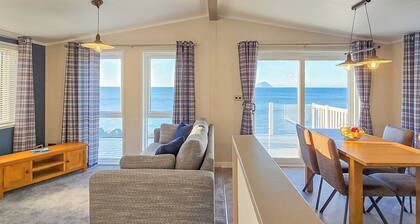 Bute Lodge with Hot Tub