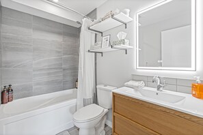 シャワー、ヘアドライヤー、タオル