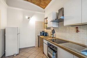 Mikrowelle, Ofen, Herdplatte, Wasserkocher mit Kaffee-/Teezubehör
