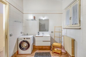 Suihku, hiustenkuivaaja, bidee, pyyhkeet