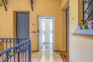 Unclassified image, 4 of 20, button