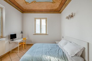 Unclassified image, 5 of 20, button