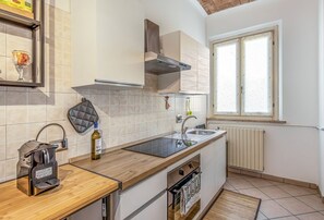 Mikrobølgeovn, ovn, kokeplater og kaffetrakter/tekoker