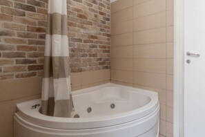 Hårtørrer, bidet, håndklæder