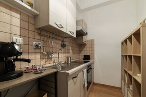 Mikrowelle, Herdplatte, Wasserkocher mit Kaffee-/Teezubehör, Toaster