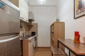 Micro-ondes, plaque de cuisson, cafetière/bouilloire, grille-pain