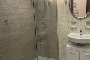 Dusche, Haartrockner, Bidet