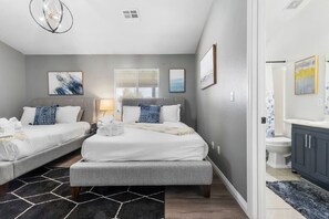 5 Schlafzimmer, Schreibtisch, Bügeleisen/Bügelbrett, Reisekinderbett