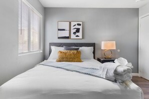 5 habitaciones, escritorio y tabla de planchar con plancha 