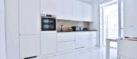 Køleskab, mikrobølgeovn, ovn, kogeplade