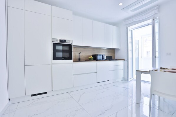 Fridge, microwave, oven, stovetop