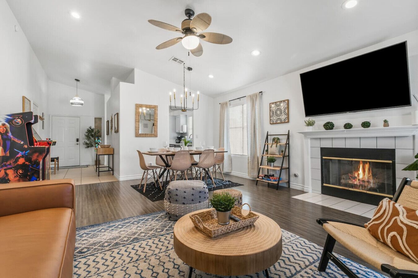 3bd Home W/ Gated Pool, Arcades, Ping Pong - North Las Vegas, NV