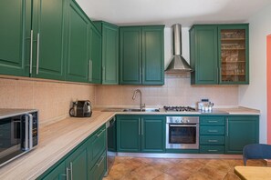 ثلاجة، ميكروويف، فرن، موقد طهي مسطح