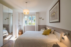 2 عدّة غرف نوم ومكواة/لوح كي وواي فاي وملاءات أسرّة