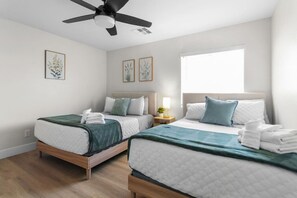 4 多间卧室、办公桌、熨斗/熨衣板、旅行婴儿床