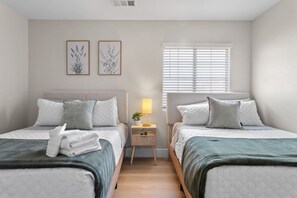 4 slaapkamers, een bureau, een strijkplank/strijkijzer, reisbedje