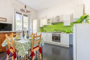 Een koelkast, een microgolfoven, een oven, een kookplaat