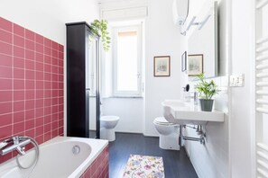 Dusche, Haartrockner, Bidet, Toilettenpapier