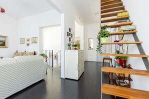 Interior - GuestHost - Bright apartment of about 100 sqm, for 4 people, located on the first floor of a building (18 steps to access). The property is located in a strategic position, less than 10 minutes on foot from the Central Station and 15 minutes from the Air (Pisa)