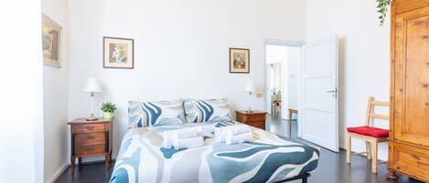 2 habitaciones, tabla de planchar con plancha, wifi y ropa de cama