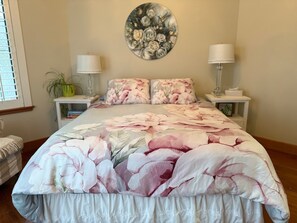 1 bedroom, desk, iron/ironing board, WiFi - Beautiful Queen Suite near Castle, City & Beach (Victoria)