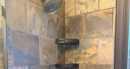 Beautiful Queen Suite near Castle, City & Beach