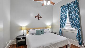 5 habitaciones, escritorio y tabla de planchar con plancha