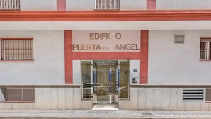 Une entrée d’immeuble avec une enseigne indiquant « EDIFICIO PUERTA DEL ANGEL ».