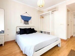1 habitación, tabla de planchar con plancha y cuna de viaje 