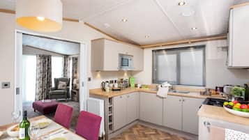 Réfrigérateur, four, plaque de cuisson, grille-pain