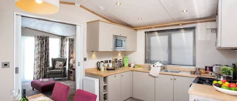 Réfrigérateur, four, plaque de cuisson, grille-pain