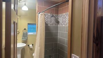 Pyyhkeet, saippua, vessapaperi