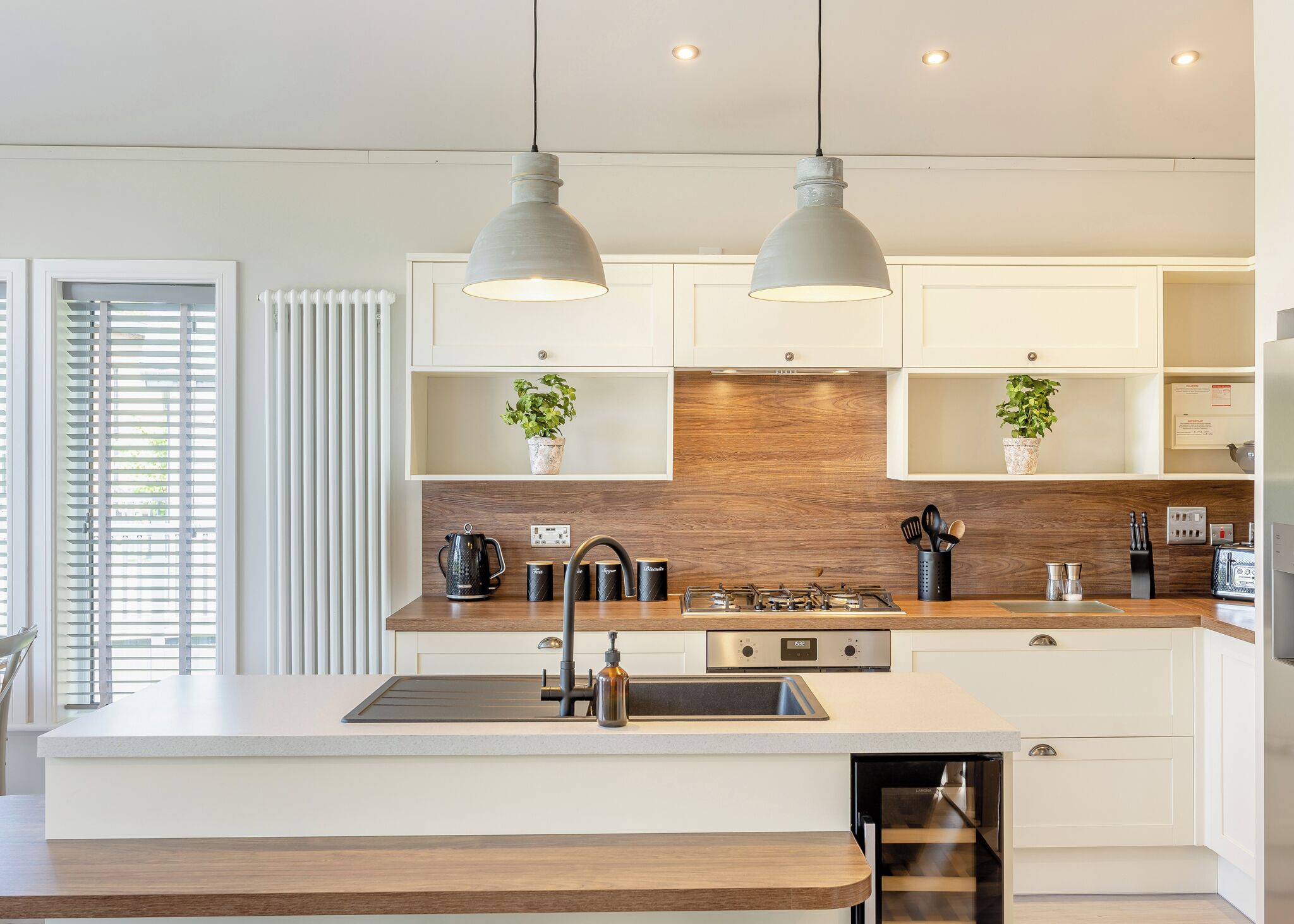 Réfrigérateur, un four, surface de cuisson, grille-pain