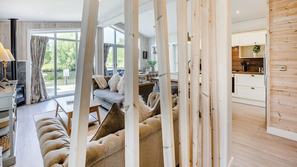 Een modern interieur met een zithoek, keuken en grote ramen.
