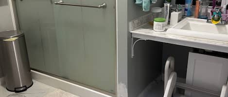 Toallas, jabón, papel de baño