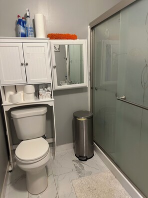 Asciugamani, sapone, carta igienica