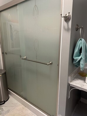 Towels, soap, toilet paper - Charming 3-bedroom house with AC and WiFi in beautiful Buffalo (Buffalo)