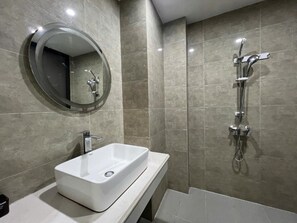 Free toiletries, hair dryer, slippers, bidet - Kim Thanh Hotel, Tam Duong - Near The Golf Panaroma, Tam Dao (Tam Duong)