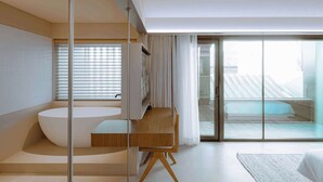 Une salle de bain moderne avec une baignoire sur pieds, un meuble-lavabo en bois et une cabine de douche en verre.