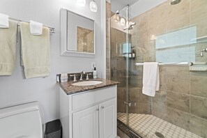 Shower, hair dryer, towels, soap - 3 bedroom / 2Bath Poolhome with lake access near the Beach. (Oakland Park)