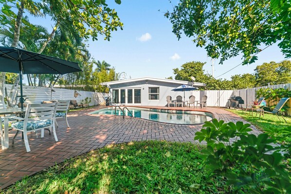 Pool - 3 bedroom / 2Bath Poolhome with lake access near the Beach. (Oakland Park)