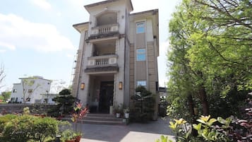Vista frontal de la propiedad