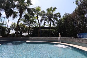 Outdoor pool - Win-win Villa (Dongshan)