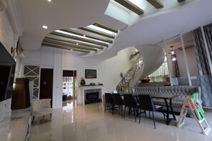 Lobby sitting area - Win-win Villa (Dongshan)
