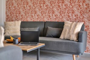 Télévision, baby-foot, table de tennis de table, chaîne hi-fi