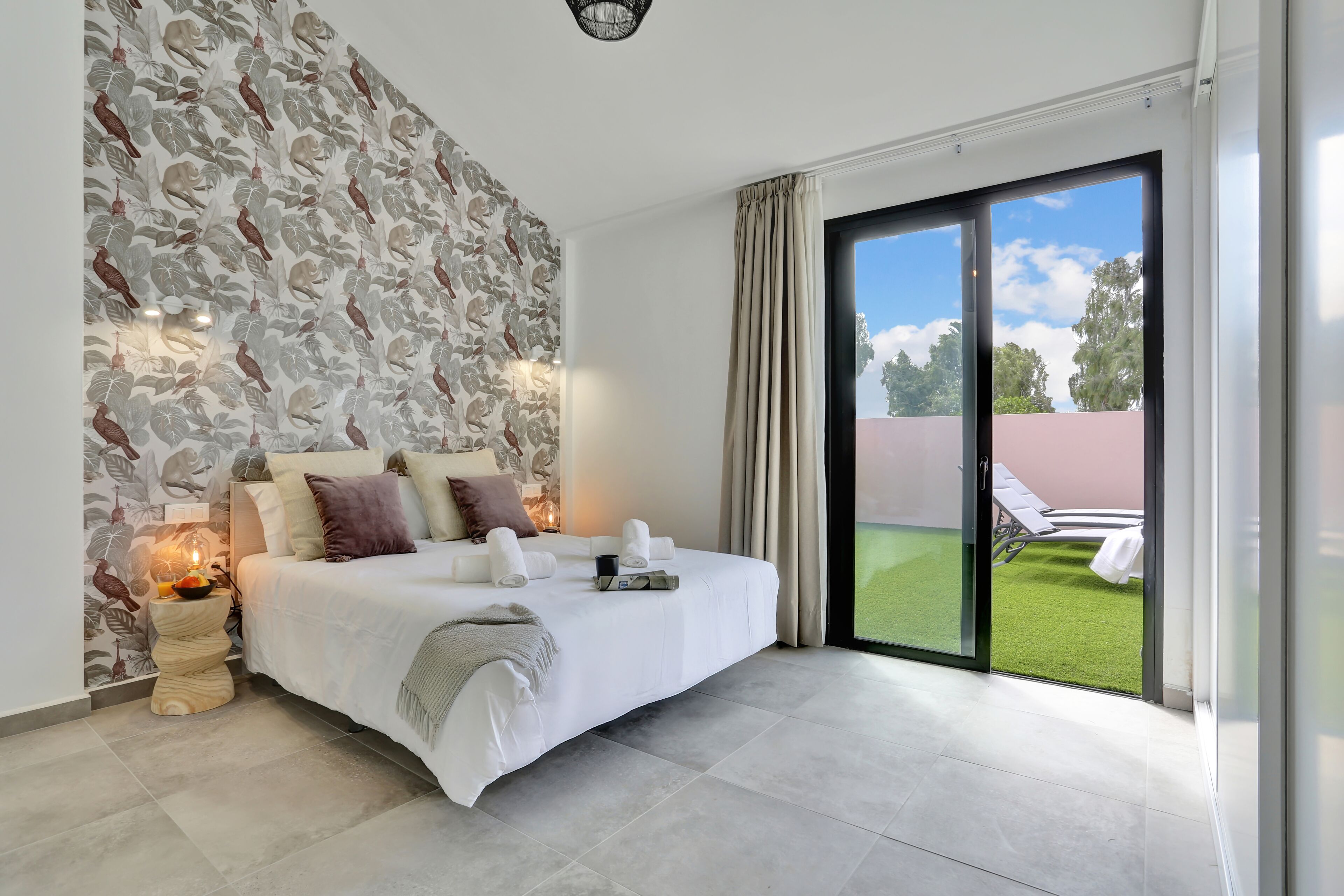 3 habitaciones, tabla de planchar con plancha y cuna de viaje 