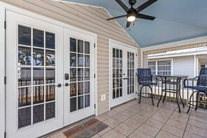 Outdoor dining - Charming Cottage in the Heart of Matlacha – Walk to Shops & Bay Views! (Matlacha)
